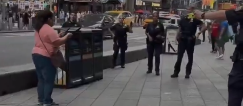 New York Police shoot and wound woman accused of stabbing two people in Times Square | De Último Minuto English