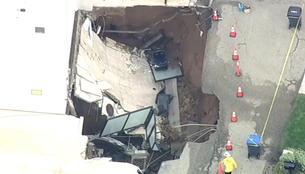 Sinkhole in front of Nicolas Cage's house causes evacuation of dozens of people in Malibu | 2 | Fuente: Infobae