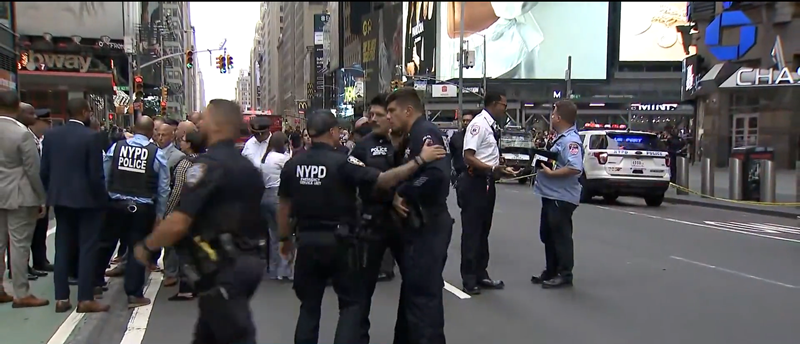 New York Police shoot and wound woman accused of stabbing two people in Times Square | De Último Minuto English