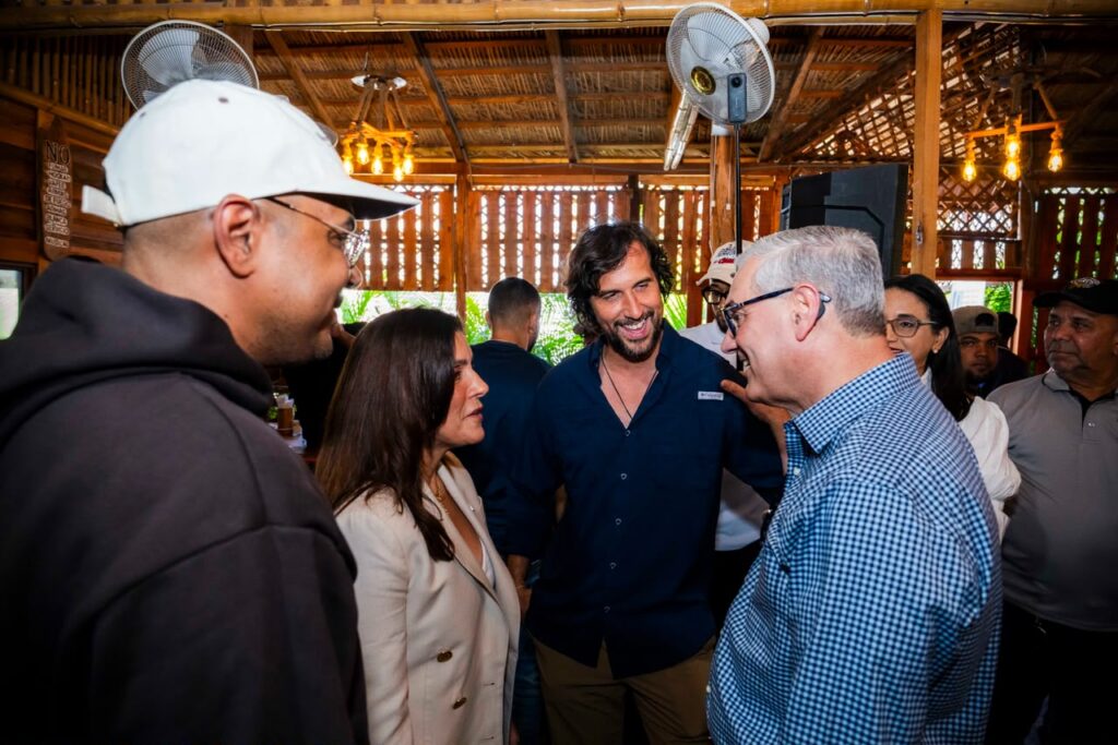 Leah Campos, Gonzalo Castillo and Santiago Matías meet in Azua | De Último Minuto English