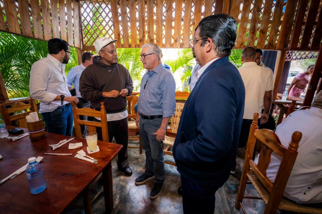 Leah Campos, Gonzalo Castillo and Santiago Matías meet in Azua | De Último Minuto English