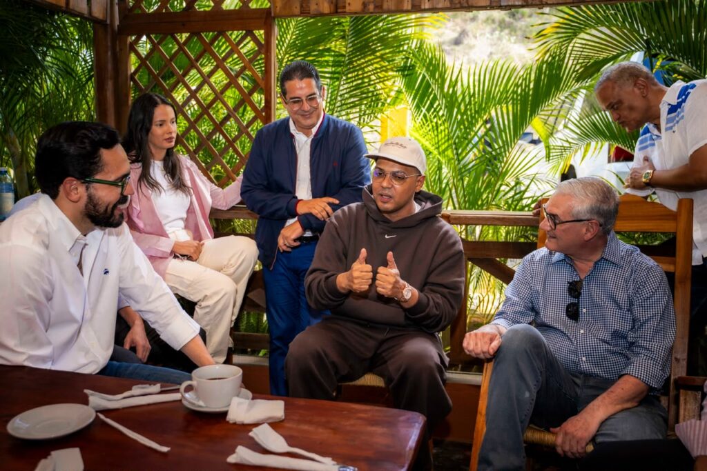 Leah Campos, Gonzalo Castillo and Santiago Matías meet in Azua | De Último Minuto English