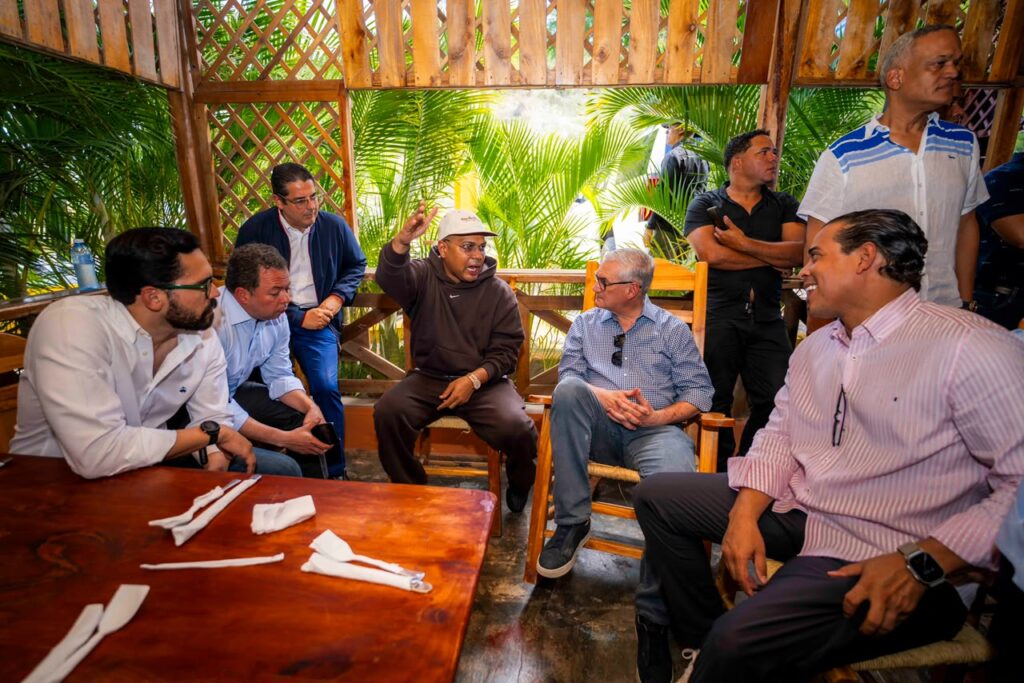 Leah Campos, Gonzalo Castillo and Santiago Matías meet in Azua | De Último Minuto English