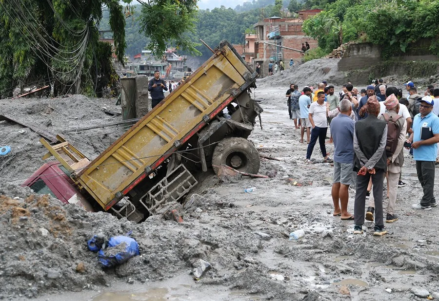 Nepal death toll from floods rises to 1,295 after rescuing two men alive | De Último Minuto English