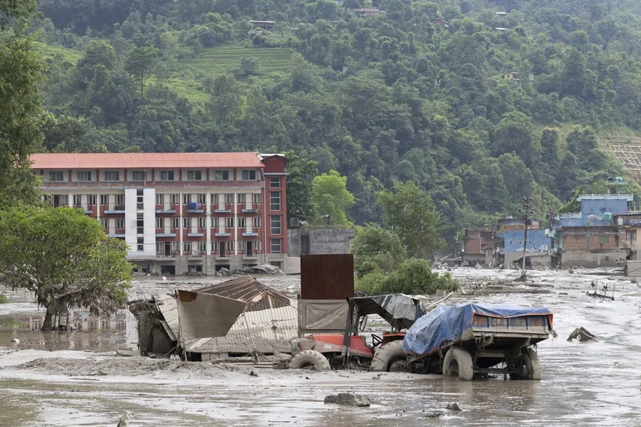 Nepal death toll from floods rises to 1,295 after rescuing two men alive | De Último Minuto English