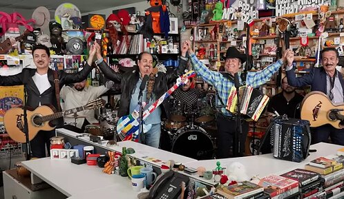 "Somos más americanos que todititos los gringos": Los Tigres del Norte llevan mensaje migrante a Tiny Desk