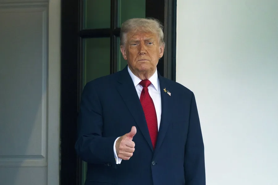 Trump calls for early voting in Florida and Michigan, where Republicans risk losing | De Último Minuto English
