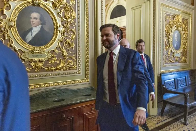 JD Vance seeks to succeed Trump in 2028, but is still awaiting his endorsement | 1 | JD Vance seeks to succeed Trump in 2028, but is still awaiting his endorsement | De Último Minuto English