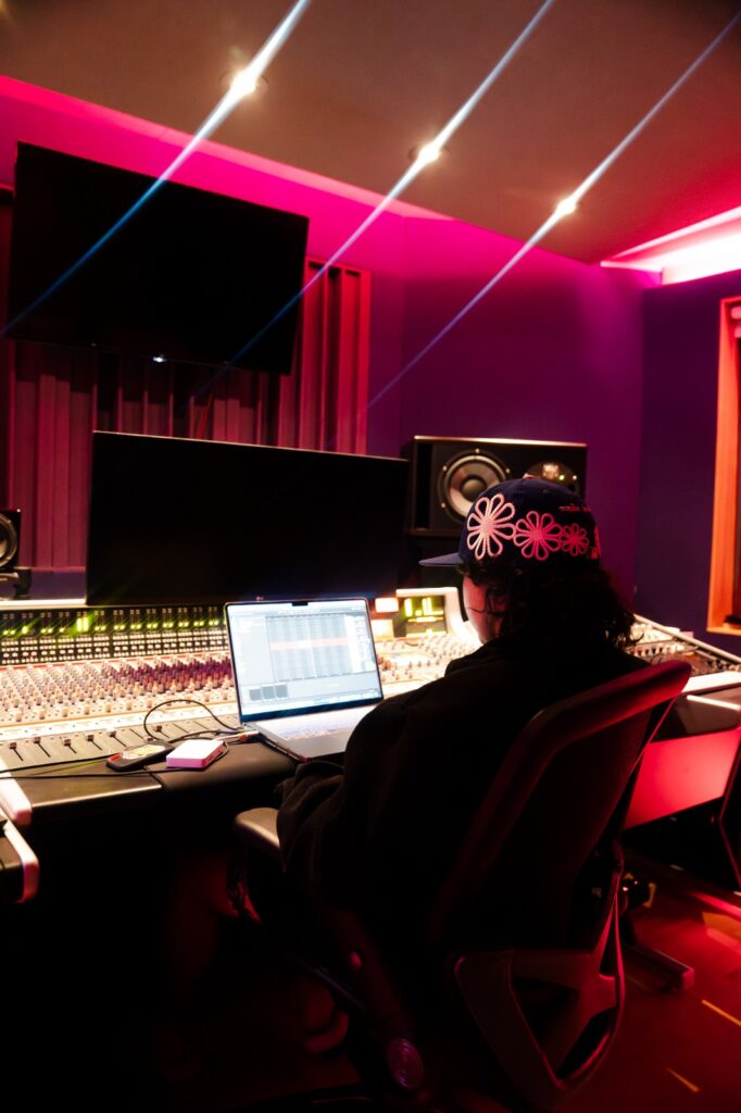 From the studio to the Latin GRAMMY: Vicente Pinto consolidates a decade of trajectory in Latin music | De Último Minuto English