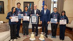 Récord de lectura: Abinader reconoce a cinco jóvenes dominicanos y les entrega becas