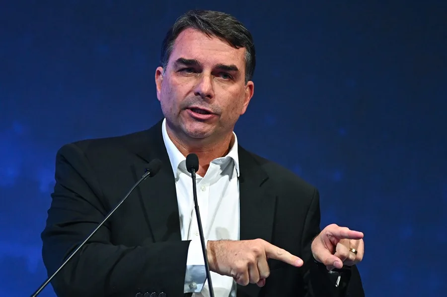 Flávio Bolsonaro and Lula attack each other over economy, security, and corruption in final debate | De Último Minuto English